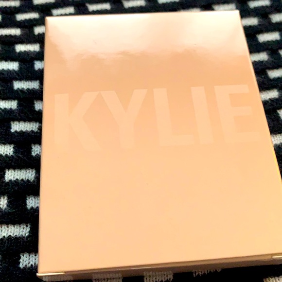 100% Authentic BNIB KYLIE COSMETICS PRESSED ILLUMINATING POWDER SET - Picture 4 of 12